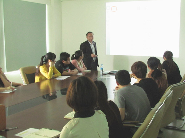 2013年4月24日，美狮贵宾会老师对佳乐公司进行仓储管理的培训
