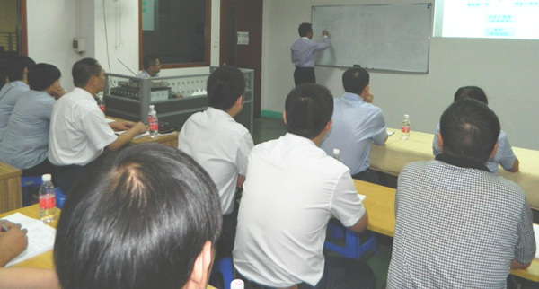 2013年11月17日美狮贵宾会咨询金涛老师对企业中高层培训《高校组织打造》现场