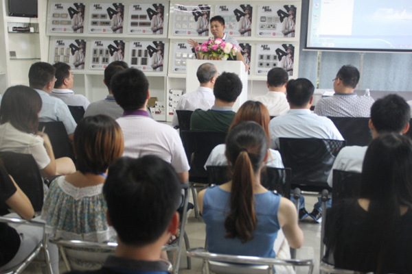 美狮贵宾会金涛老师在家的管理升级总结大会上发表演讲